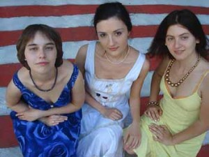 popugan Слева направо: Елена Погорелая, Алиса Ганиева, Валерия Пустовая. Фото Ксении Степанычевой