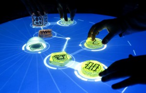 mutation Музыкальный инструмент Reactable сочетает в себе элементы модульного синтезатора с «осязаемым» пользовательским интерфейсом. © Courtesy of S. Jordá Music Technology Group Universitat Pompeu Fabra